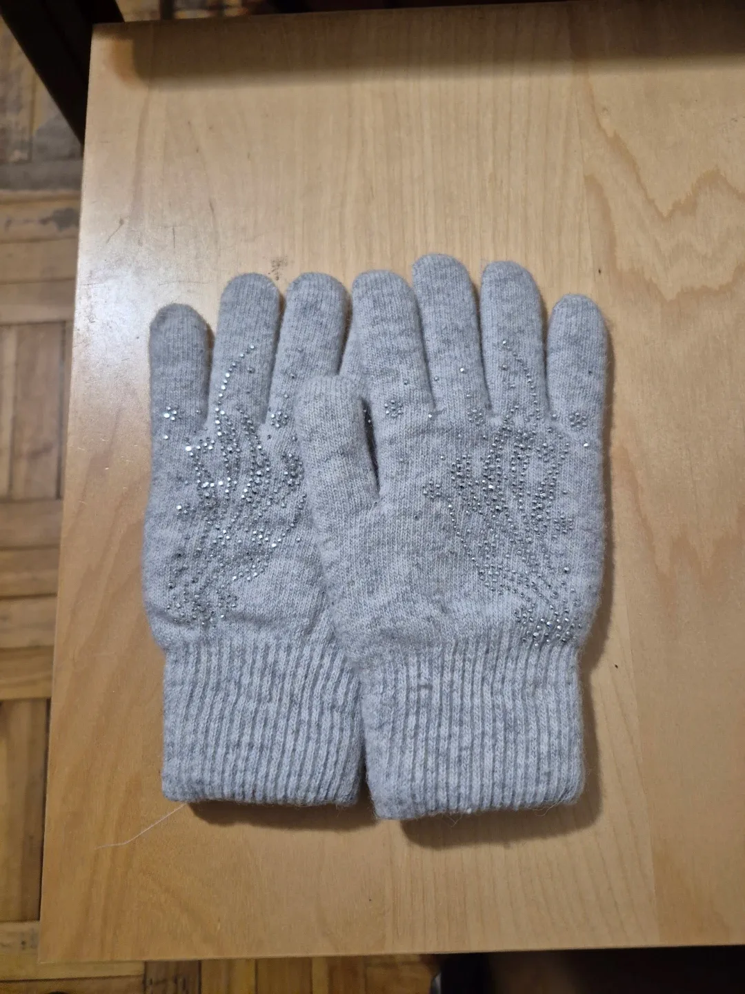 Free)Grey gloves with Snowflake detail thumbnail