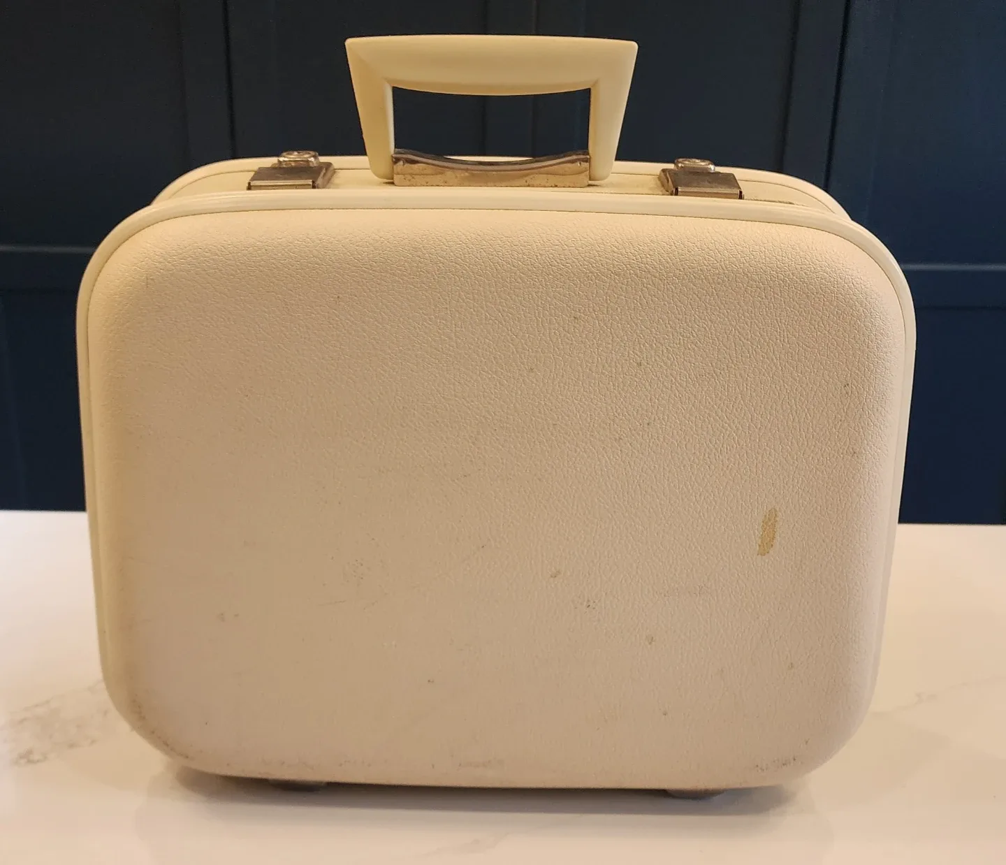 Vintage Cream-Colored Overnight Bag image indicator(5)