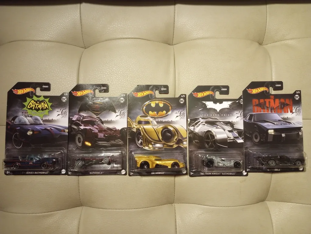 NEW in PACKAGE Hot Wheels Bat Man Cars
