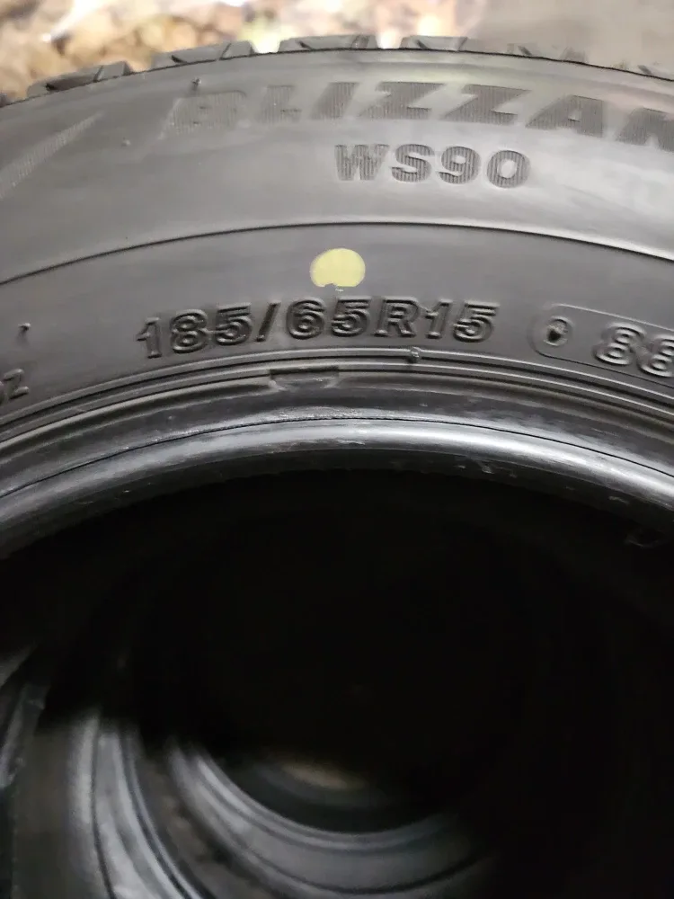 Bridgestone Blizzak Winter Tires - 185/65R15 image indicator(2)