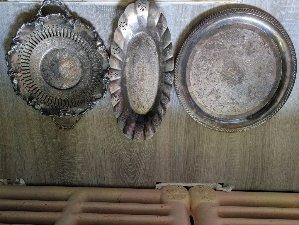 Vintage Silver Plated Serving Trays image indicator(2)