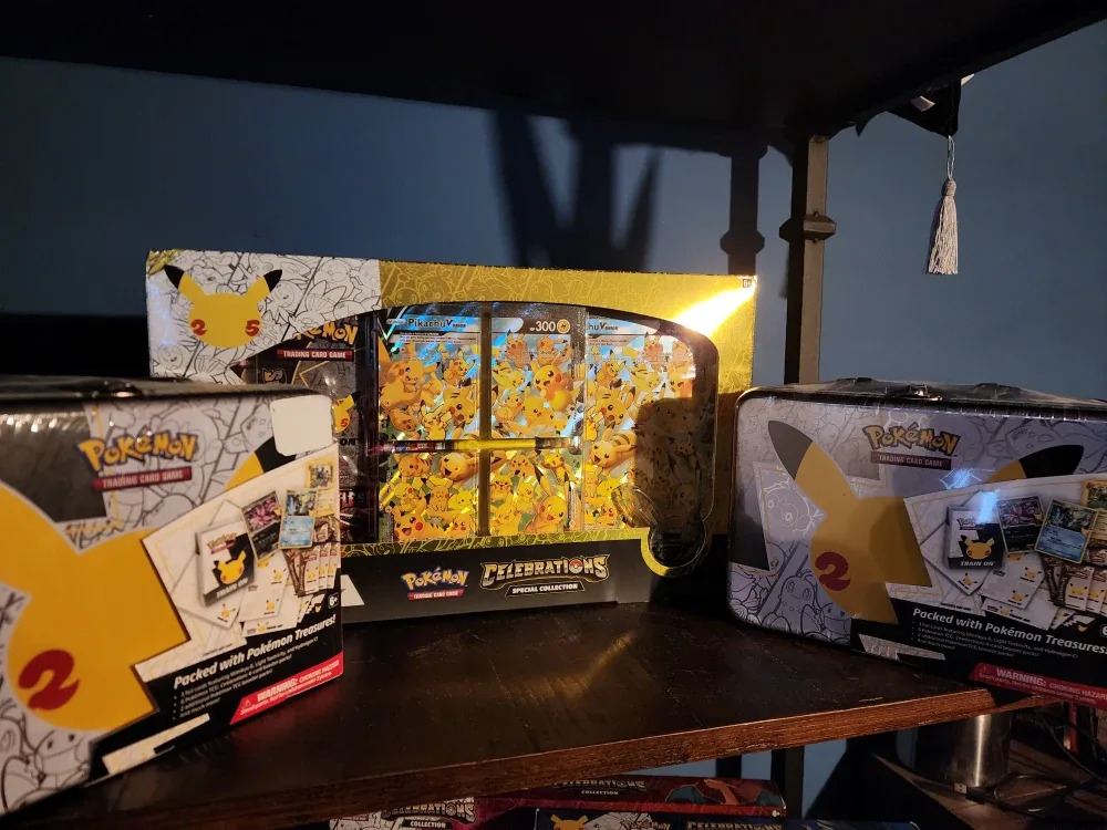 Pokémon Celebrations Special Collection & Tins image indicator(2)