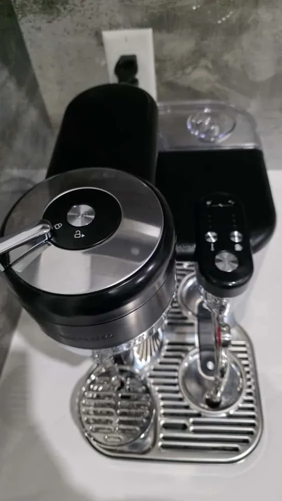 Nespresso Vertuo Creatista Black Truffle image indicator(2)