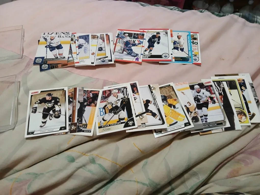 Hockey Trading Cards Lot image indicator(2)