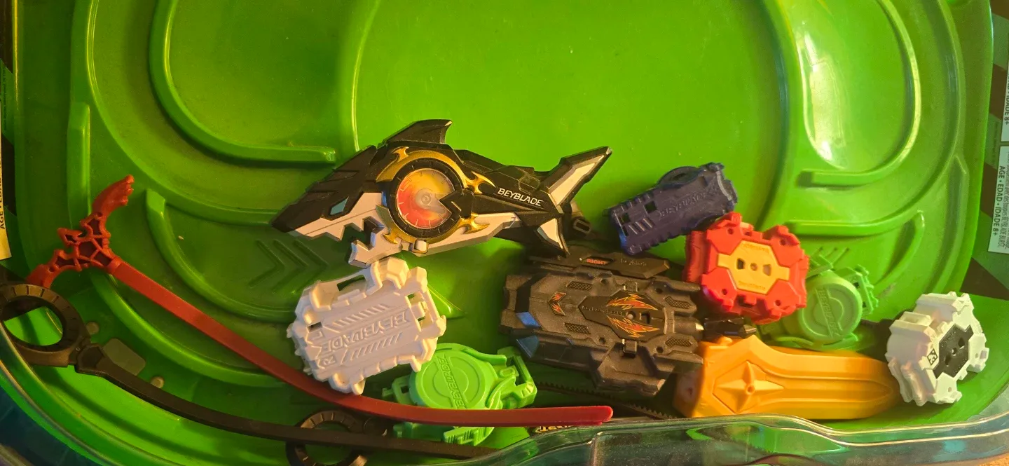 Beyblades Lot image indicator(3)