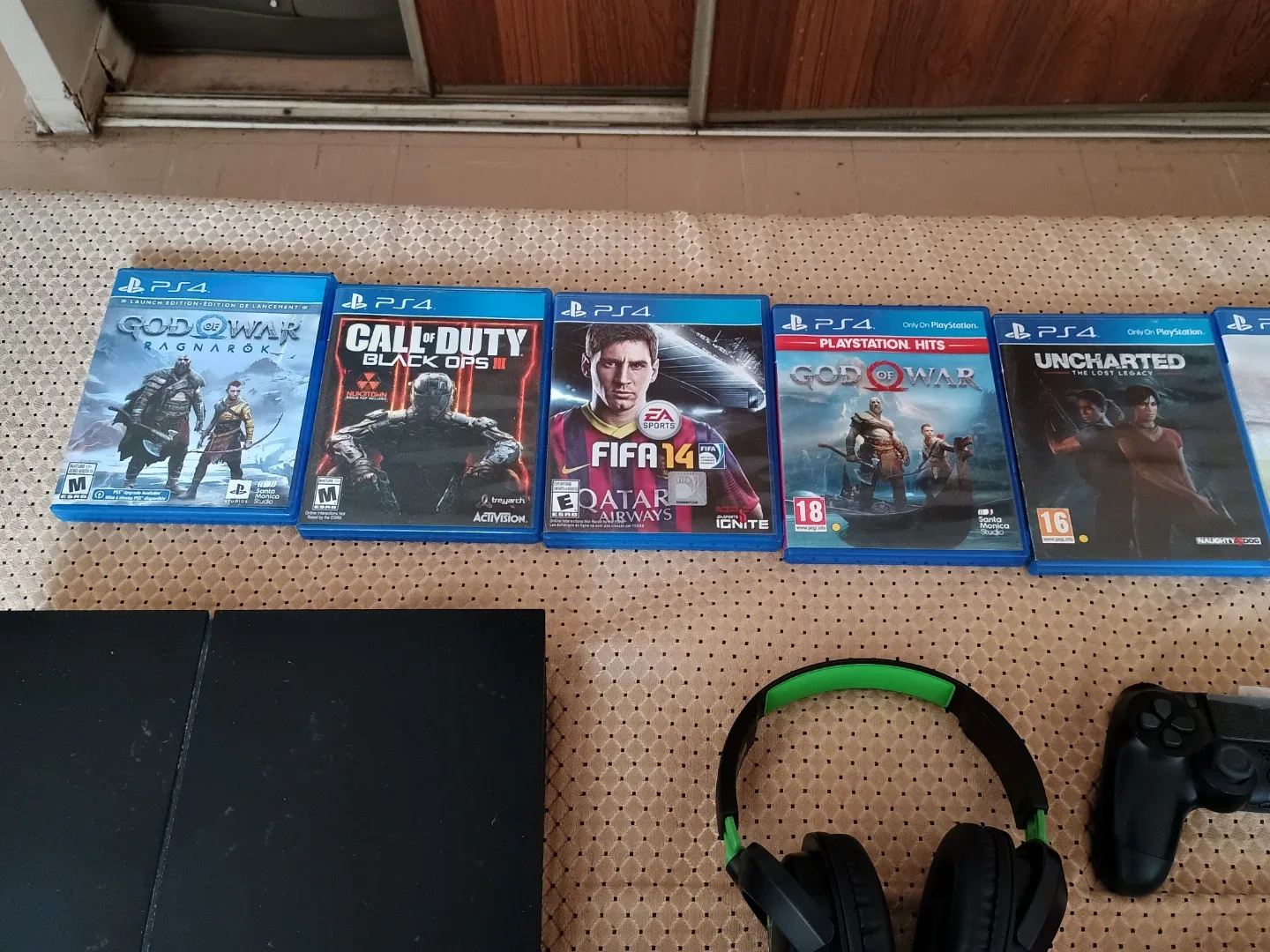 Ultimate PS4 Bundle image indicator(3)