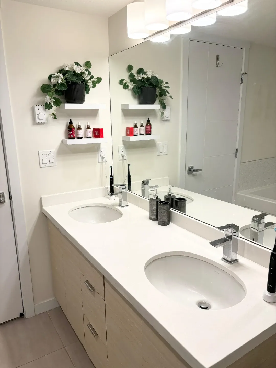 2bed+den 2 bath condo for rent image indicator(4)