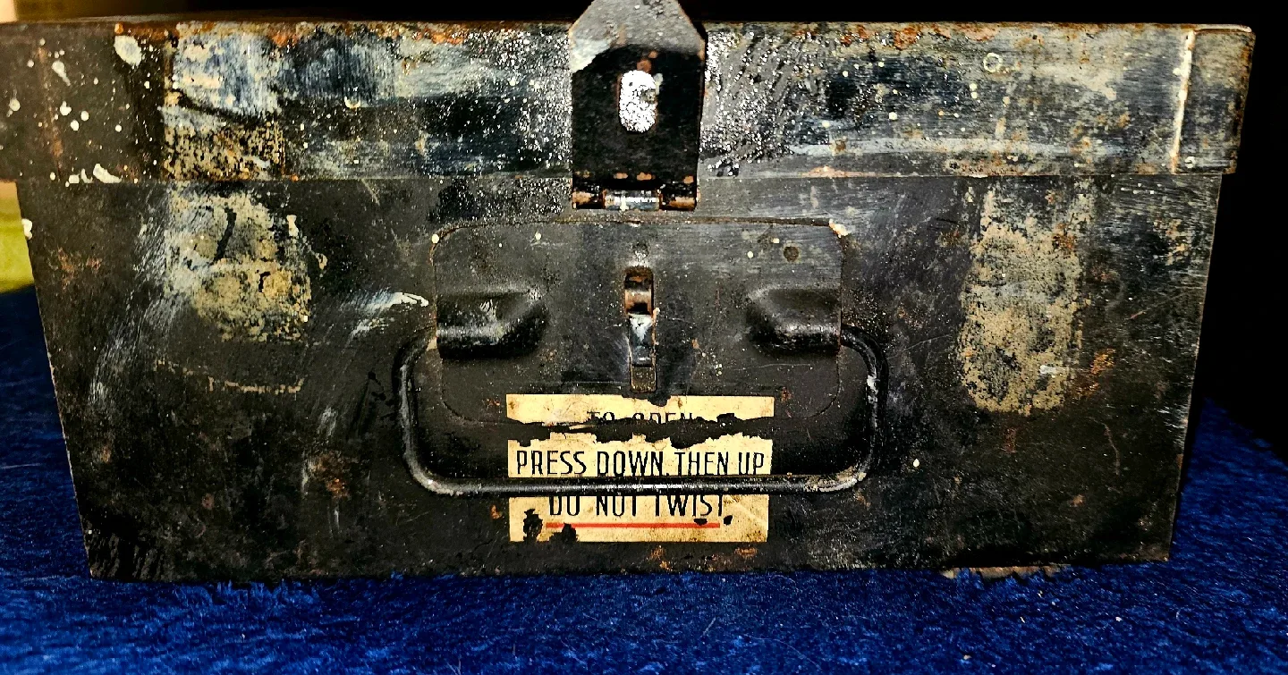 🥕Vintage Canadaian National Railway Metal First Aid Box (1944) image indicator(2)