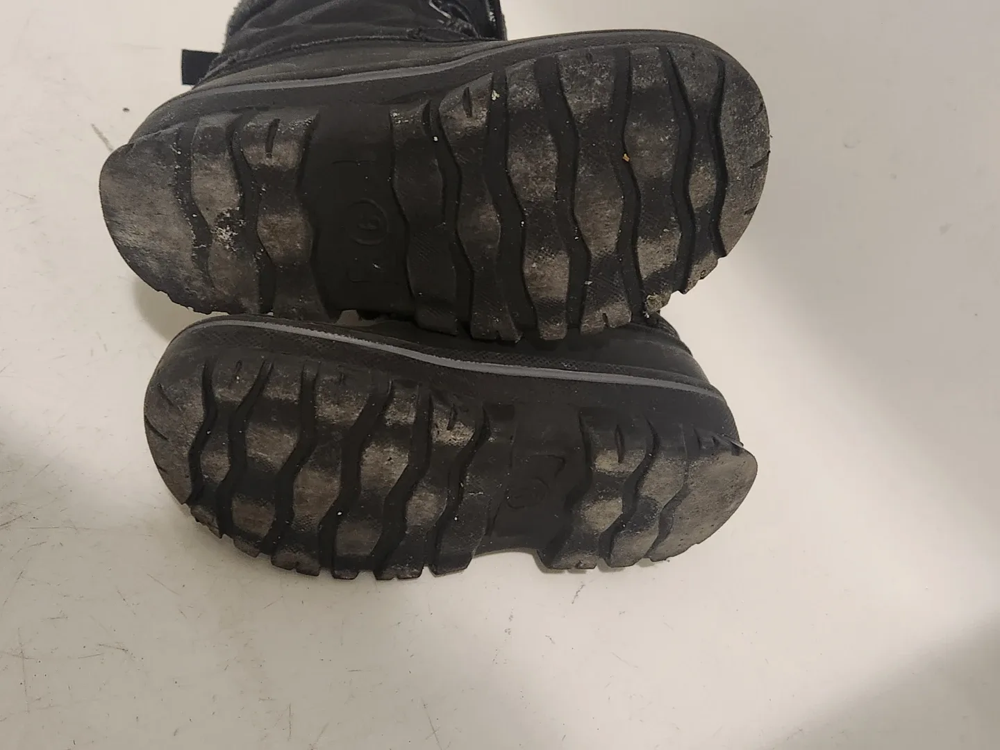 Boys winter boots- Size 9 image indicator(5)