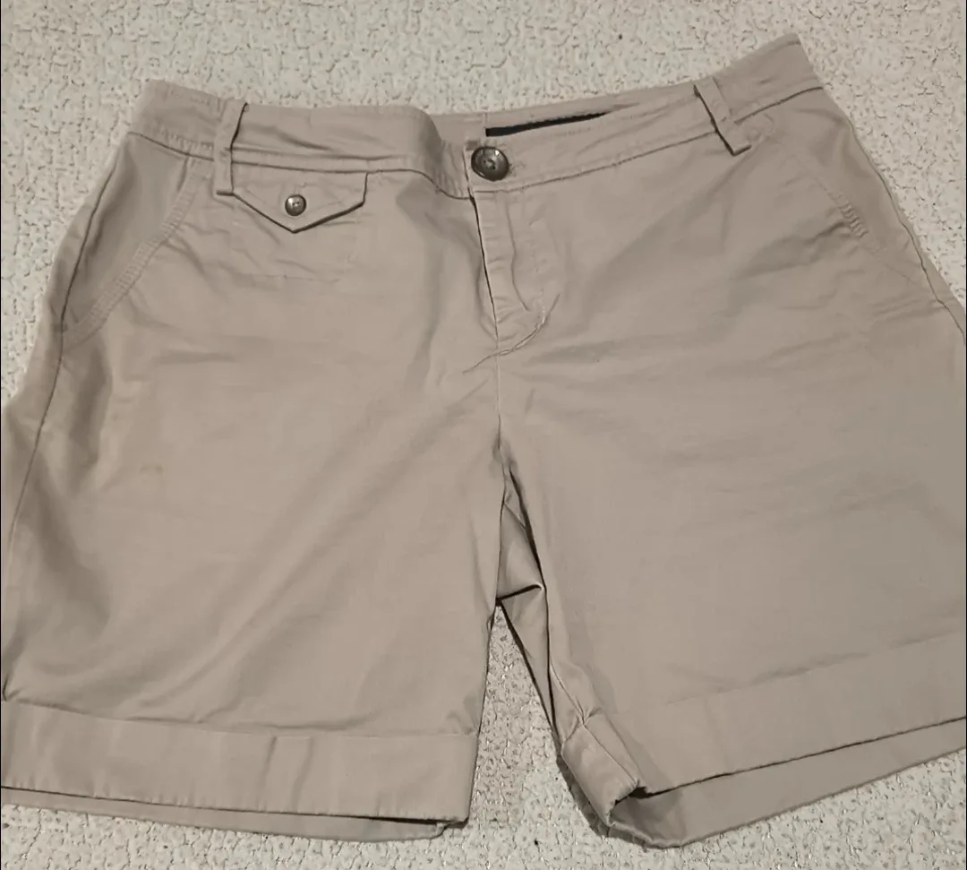 DKNY Jeans Women's Shorts - Size 8 image indicator(3)