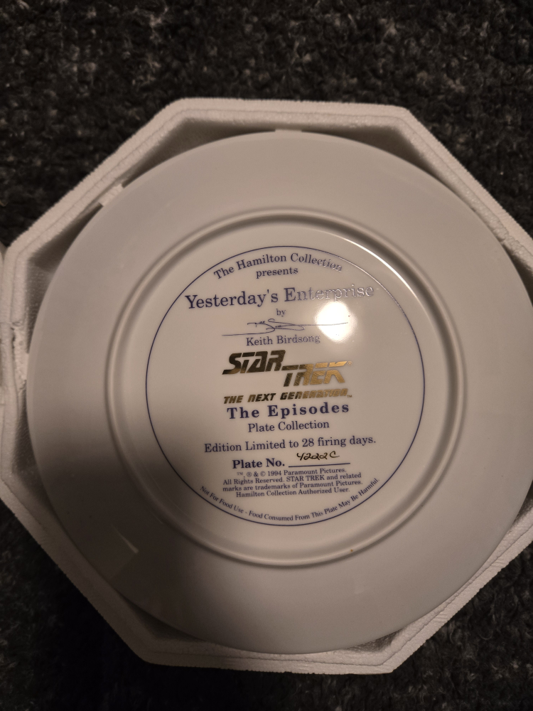 Star Trek: TNG 'Yesterday's Enterprise' Collector Plate - photo 2