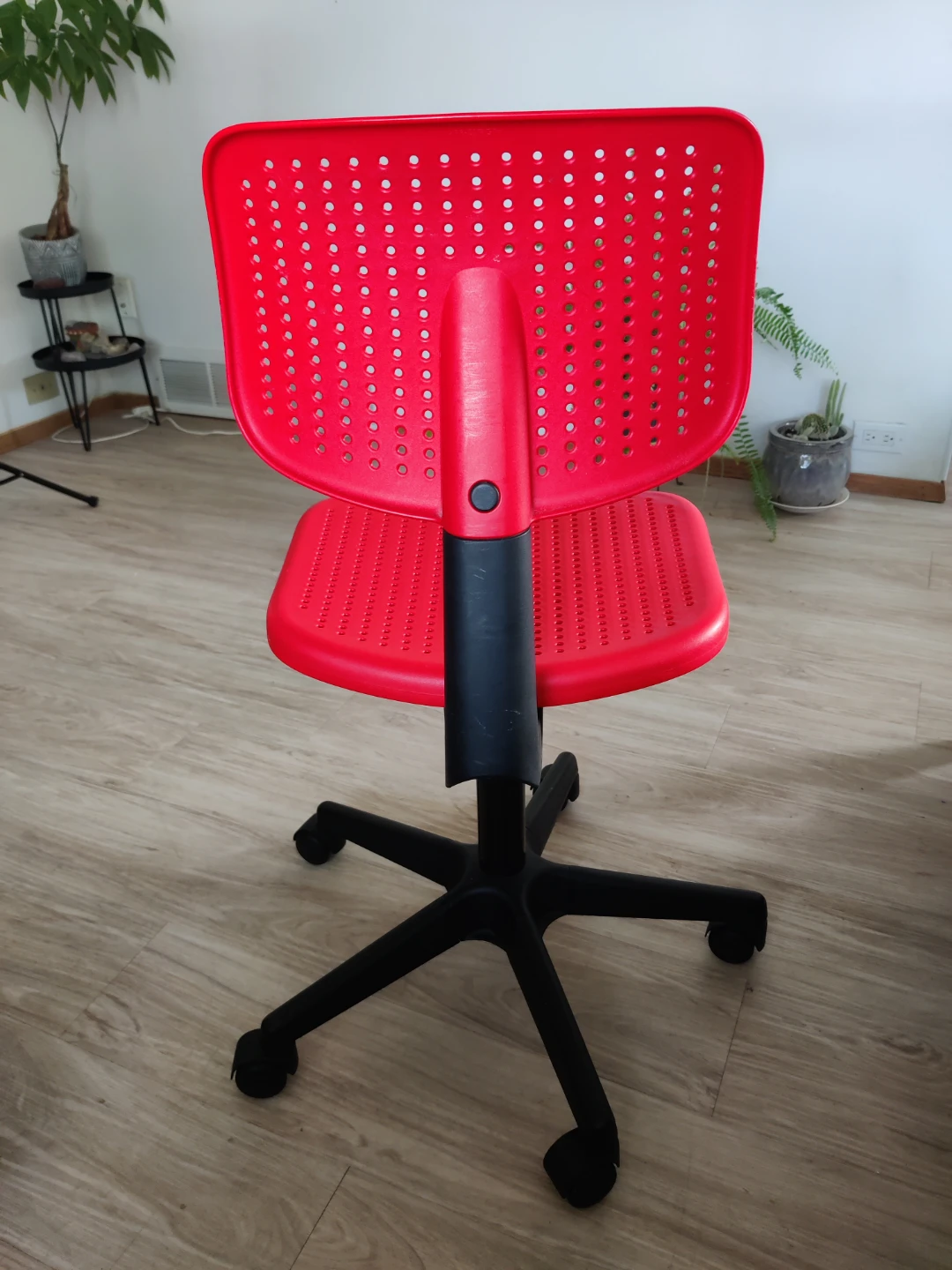 Red Swivel Office Chair - photo 3
