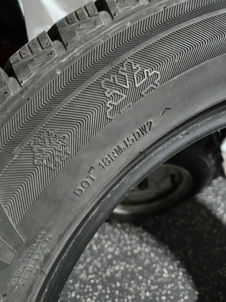 Winter Tires 235/60R18 image indicator(9)