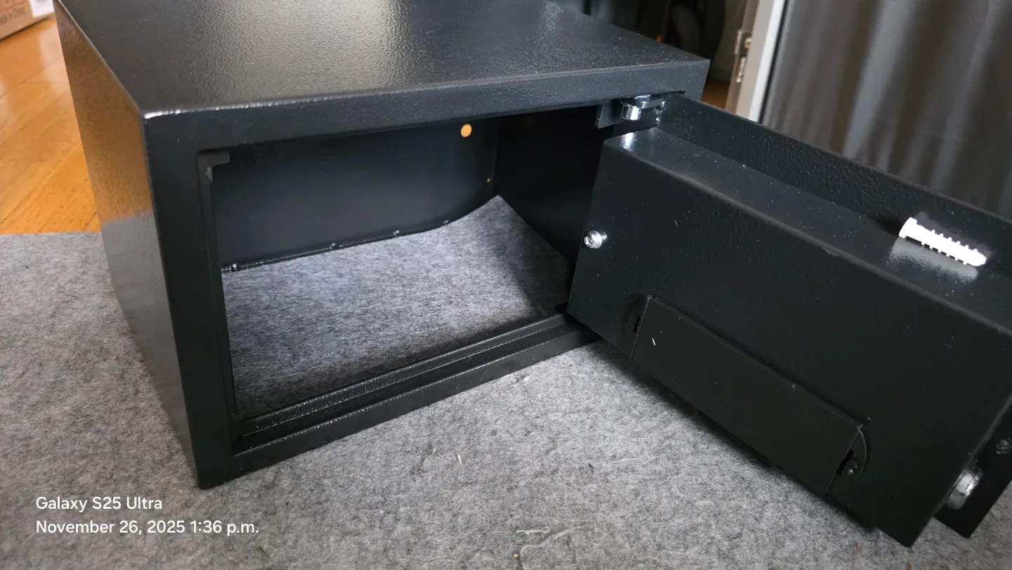 Homesafe VIP Digital Safe with Keys - Black image indicator(3)