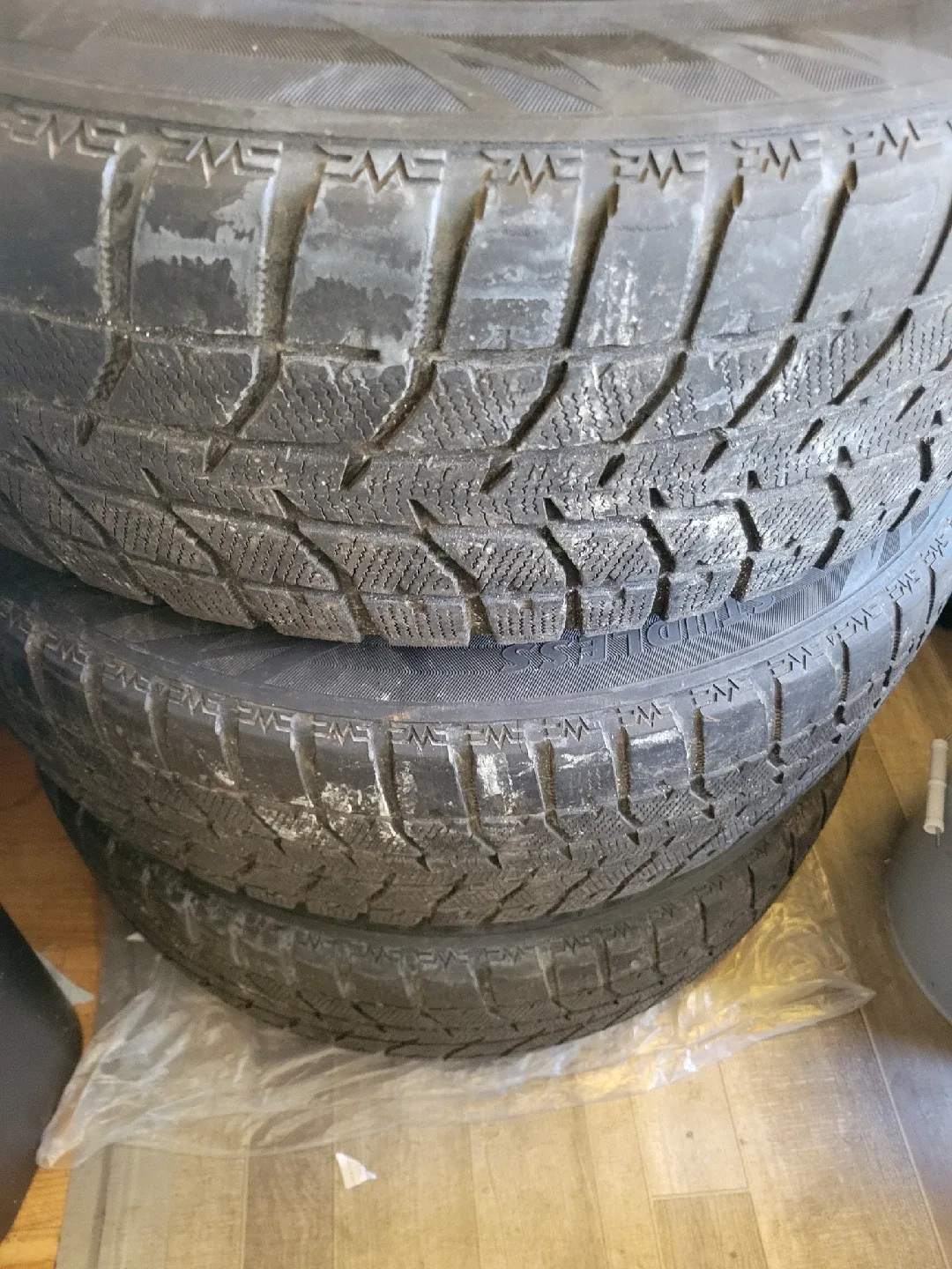 Bridgestone Blizzak 225/65R17 Winter Tires image indicator(2)