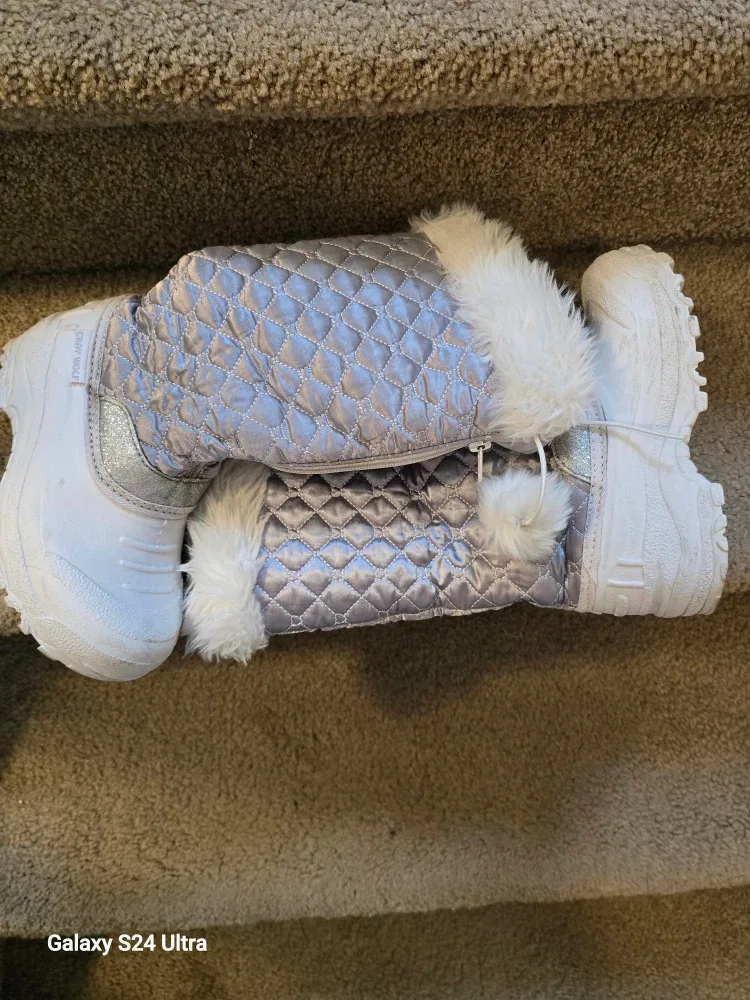 Gray Wolf Kids Snow Boots Size 1 image indicator(3)