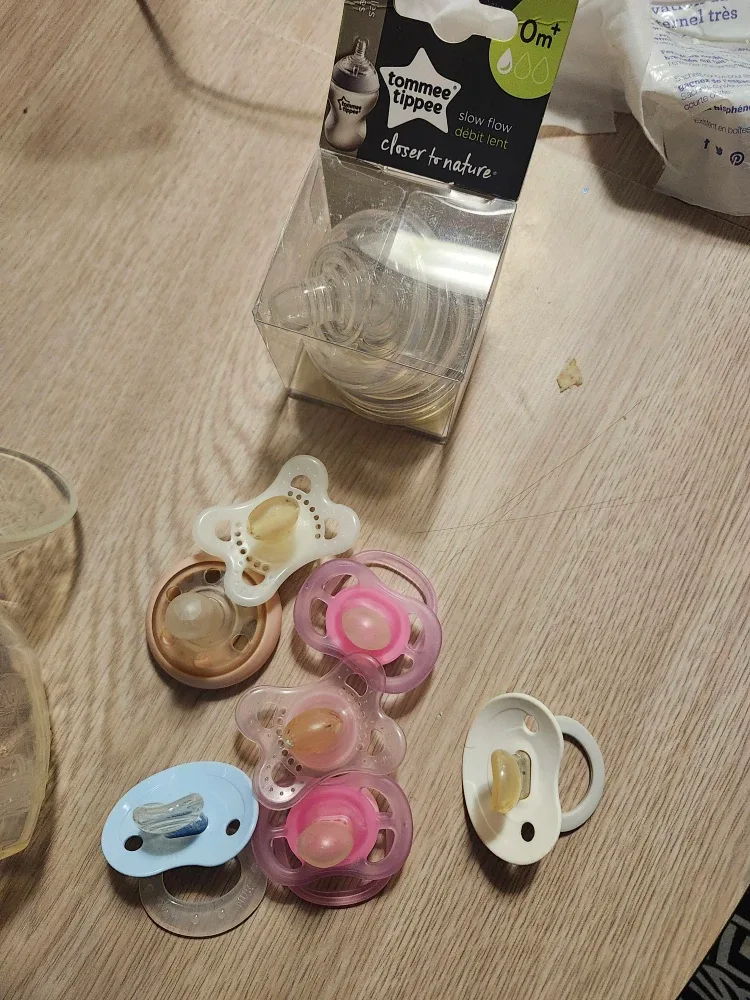 Avent Breast Pump & assorted Pacifiers, 2 hakkas