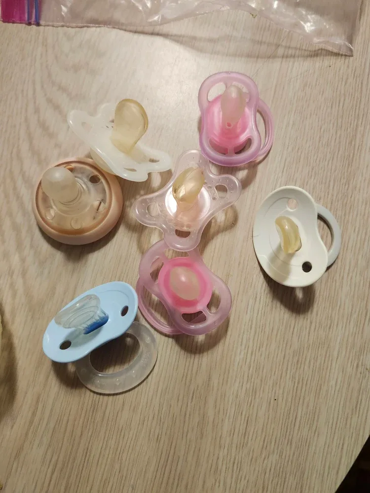 Avent Breast Pump & assorted Pacifiers, 2 hakkas image indicator(3)