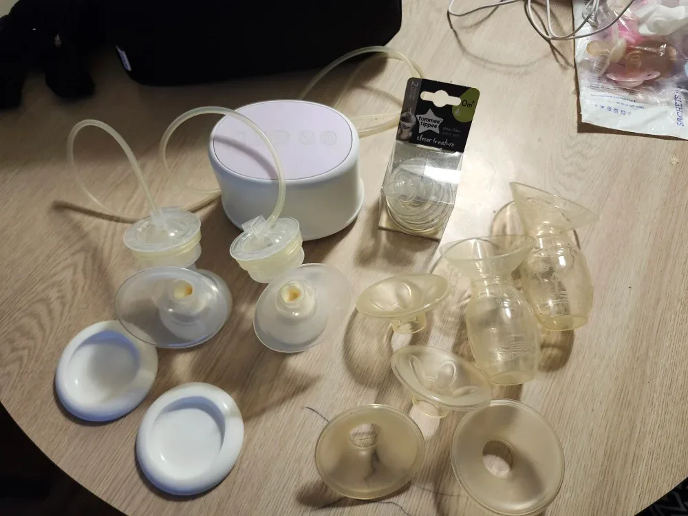 Avent Breast Pump & assorted Pacifiers, 2 hakkas image indicator(4)