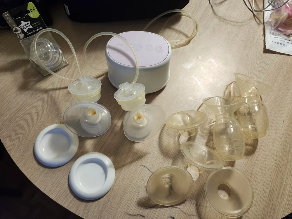 Avent Breast Pump & assorted Pacifiers, 2 hakkas image indicator(5)