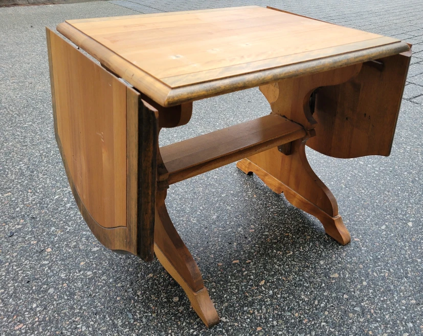 Very Nice, Very Vintage Wooden Drop Leaf Coffee Table. - photo 4