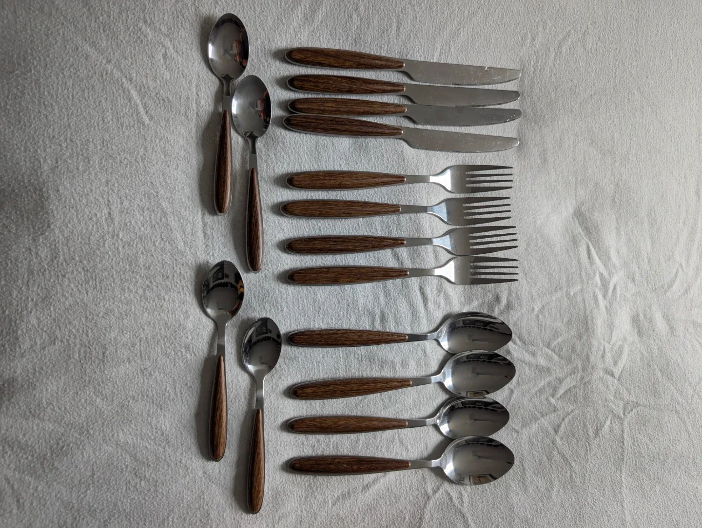 Vintage Wood Handle Cutlery Set - 16 Pieces