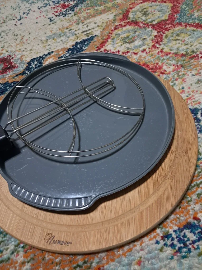 NuWave Official Pizza Kit - Round Cutting Board and Flipper image indicator(2)