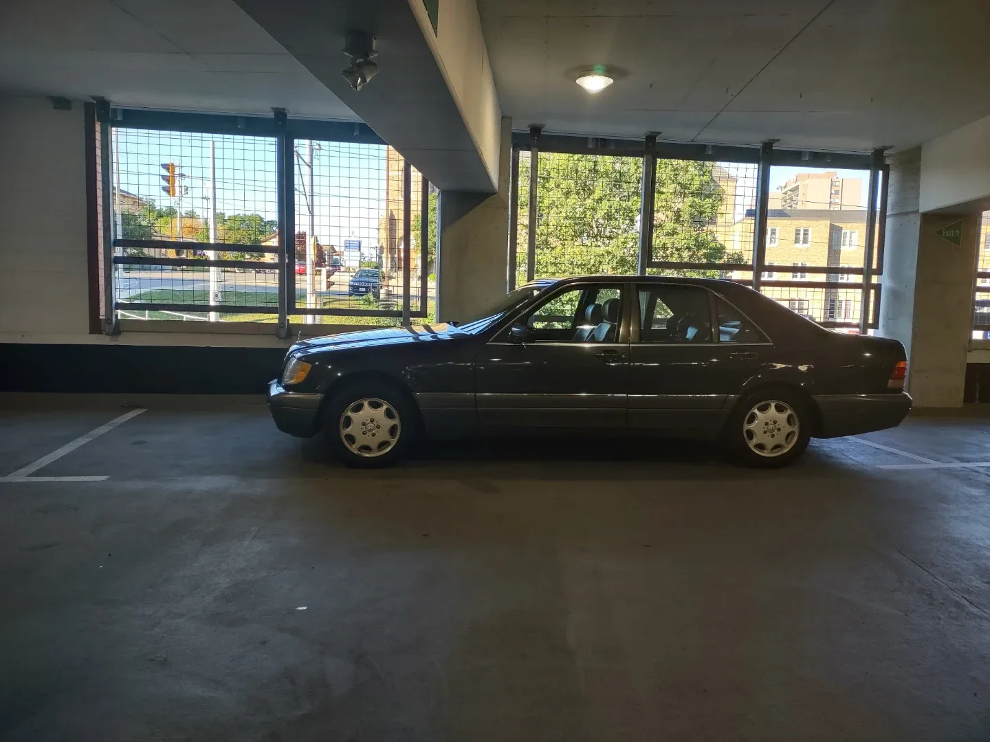 Mercedes-Benz S-Class Sedan image indicator(3)