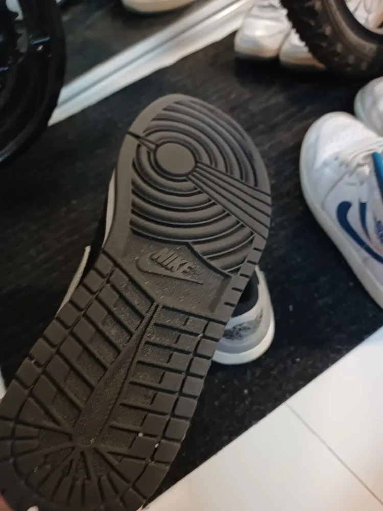 Nike Air Jordan 1 Low Shadow image indicator(3)