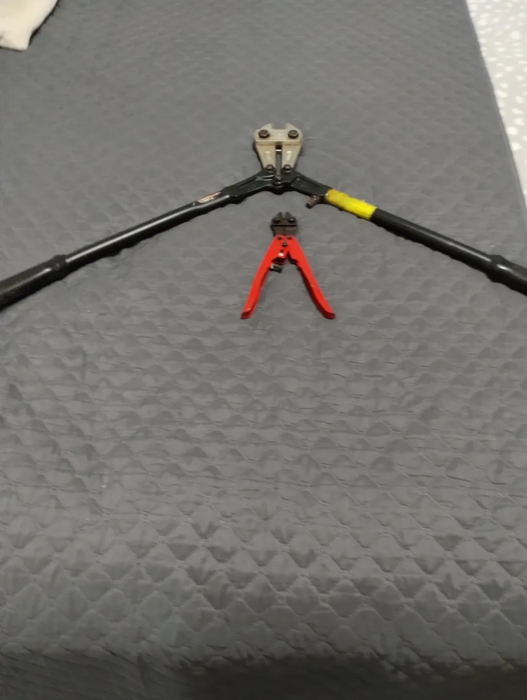 Bolt Cutters - Red & Black image indicator(4)