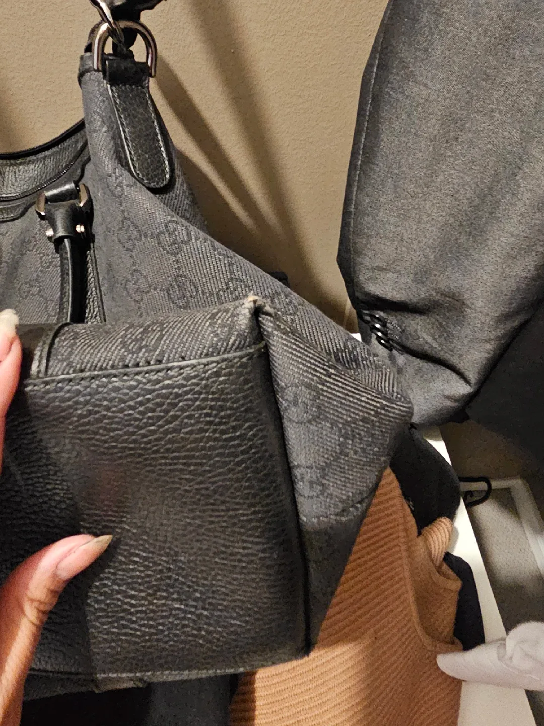 Authentic Gucci Black Handbag image indicator(4)