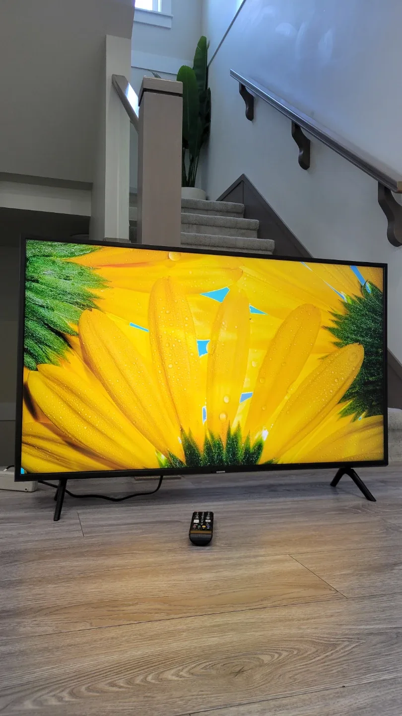 43" SAMSUNG 4K UHD CRYSTAL SMART TV image indicator(2)