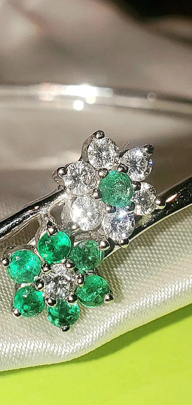 14K white Gold Emerald & Diamond Bangle Bracelet image indicator(2)