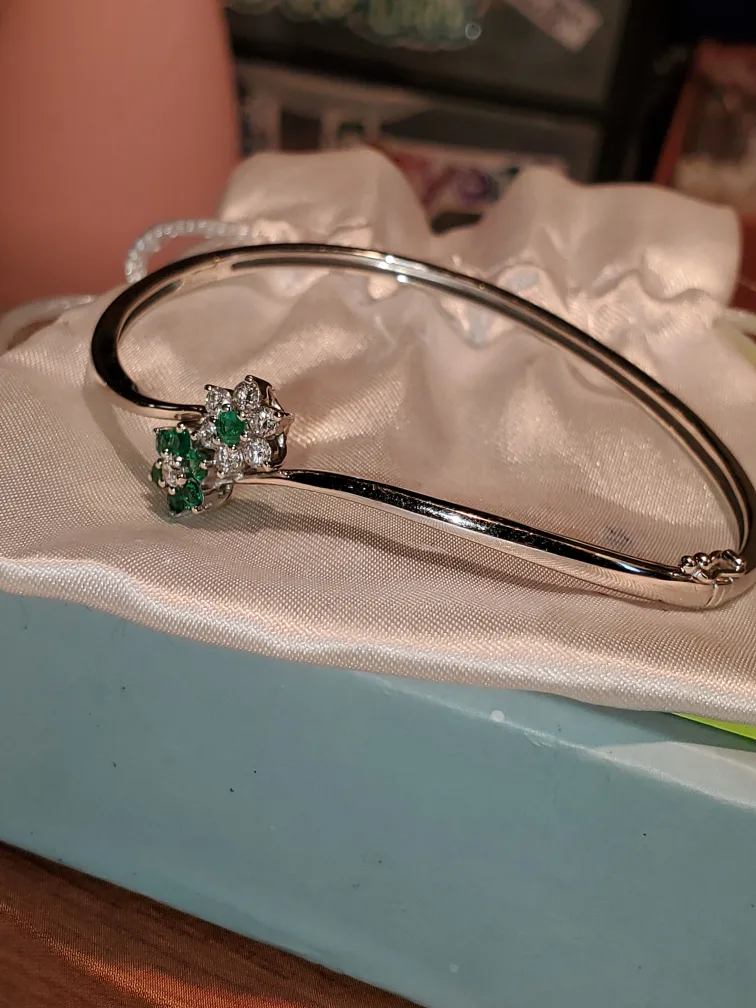 14K white Gold Emerald & Diamond Bangle Bracelet image indicator(4)