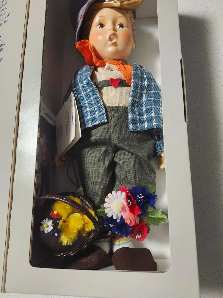 HUMMELl GOEBEL EASTER GREETINGS DOLL image indicator(4)