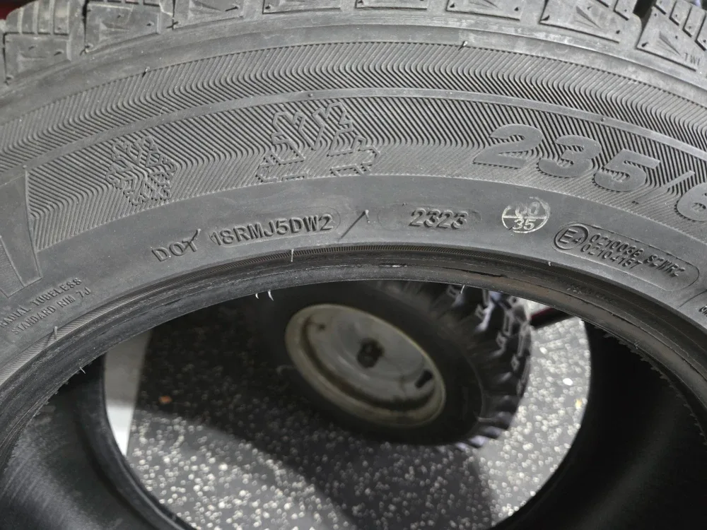 Winter Tires 235/60R18 image indicator(9)