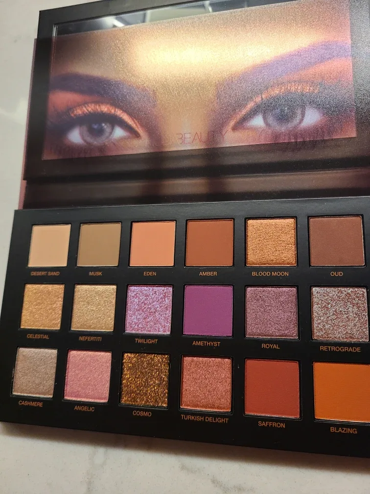 Huda Beauty Desert Dusk Eyeshadow Palette image indicator(4)