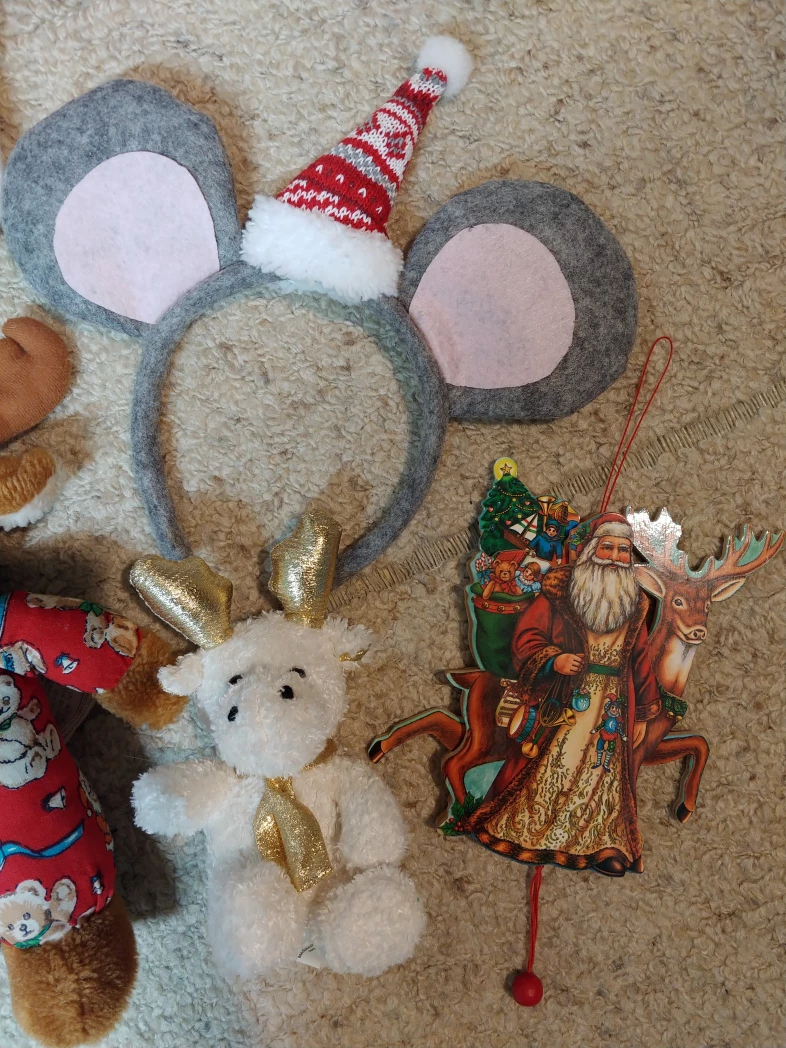 Christmas Holiday Decorations & Plushie Bundle - photo 4