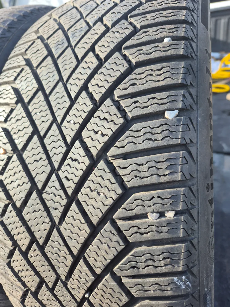 235/40r19 two Continental Winter Tires image indicator(2)