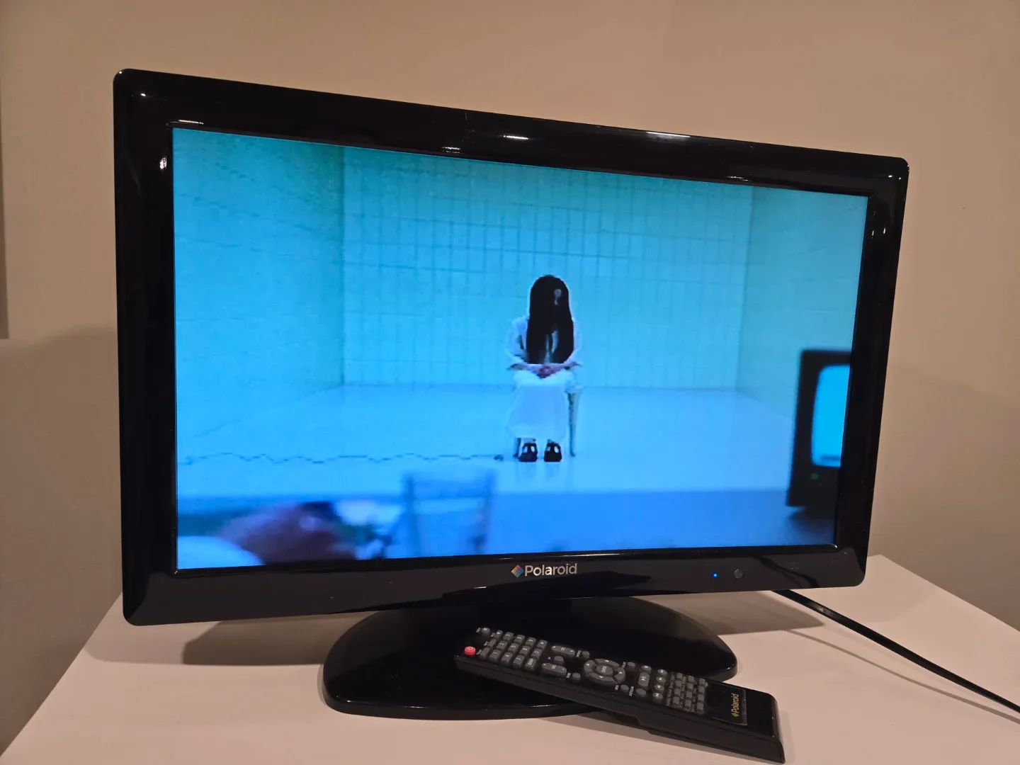 Polaroid 22" Full HD LED Multi-System TV/DVD Combo image indicator(6)