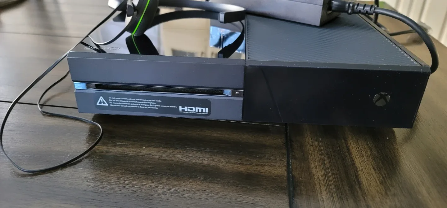 Xbox One Console with Headset image indicator(2)