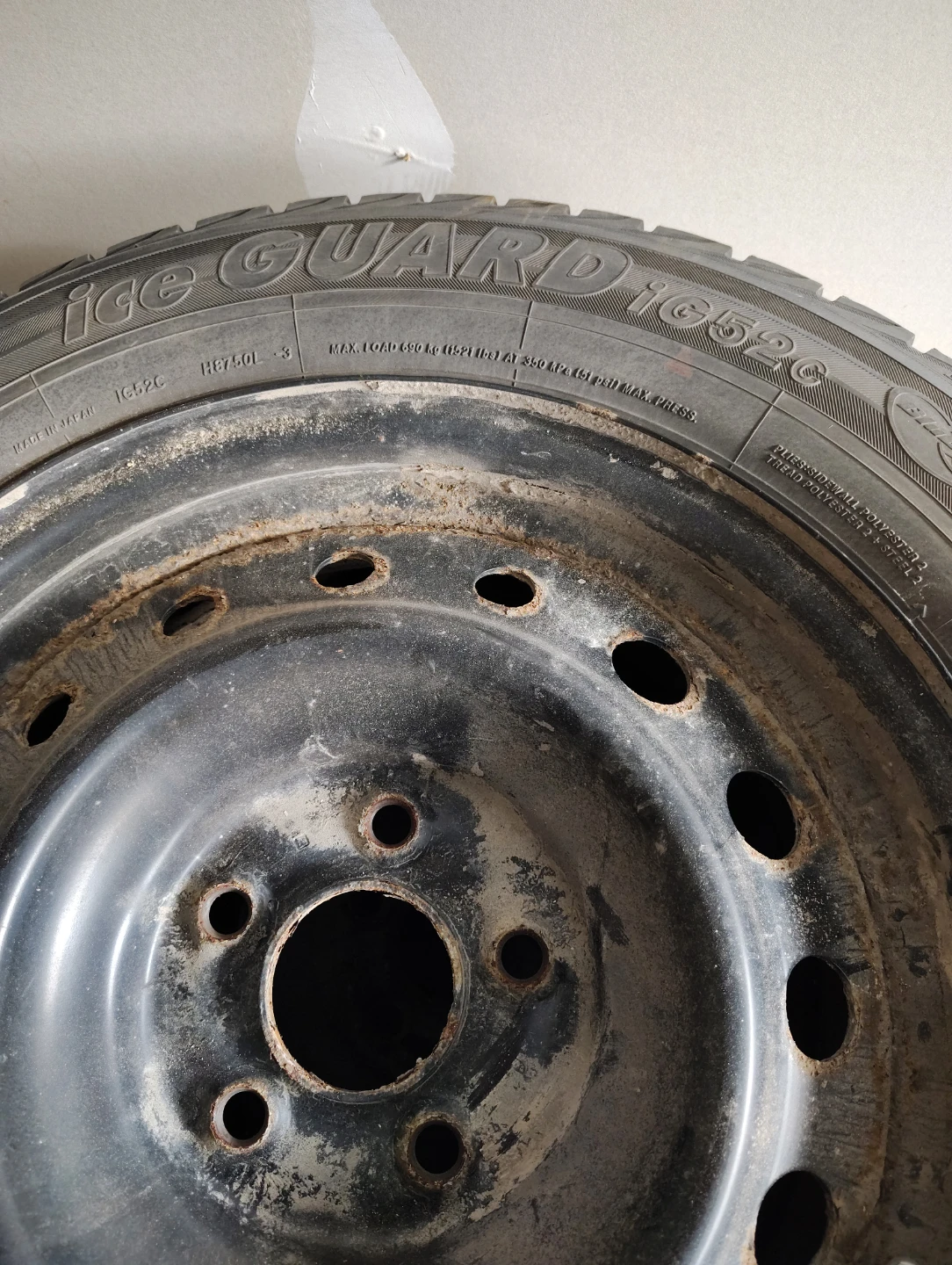 Yokohama Ice Guard IG52c 215/60R16 Tires - photo 3