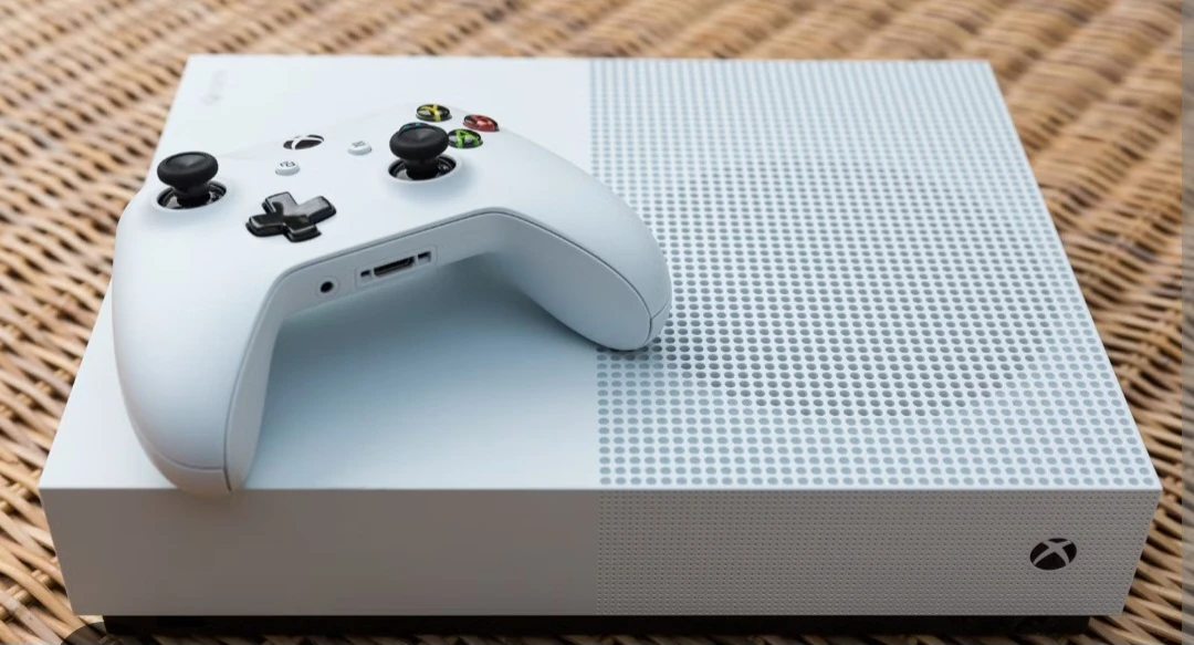 Xbox One S - White Console with Controller