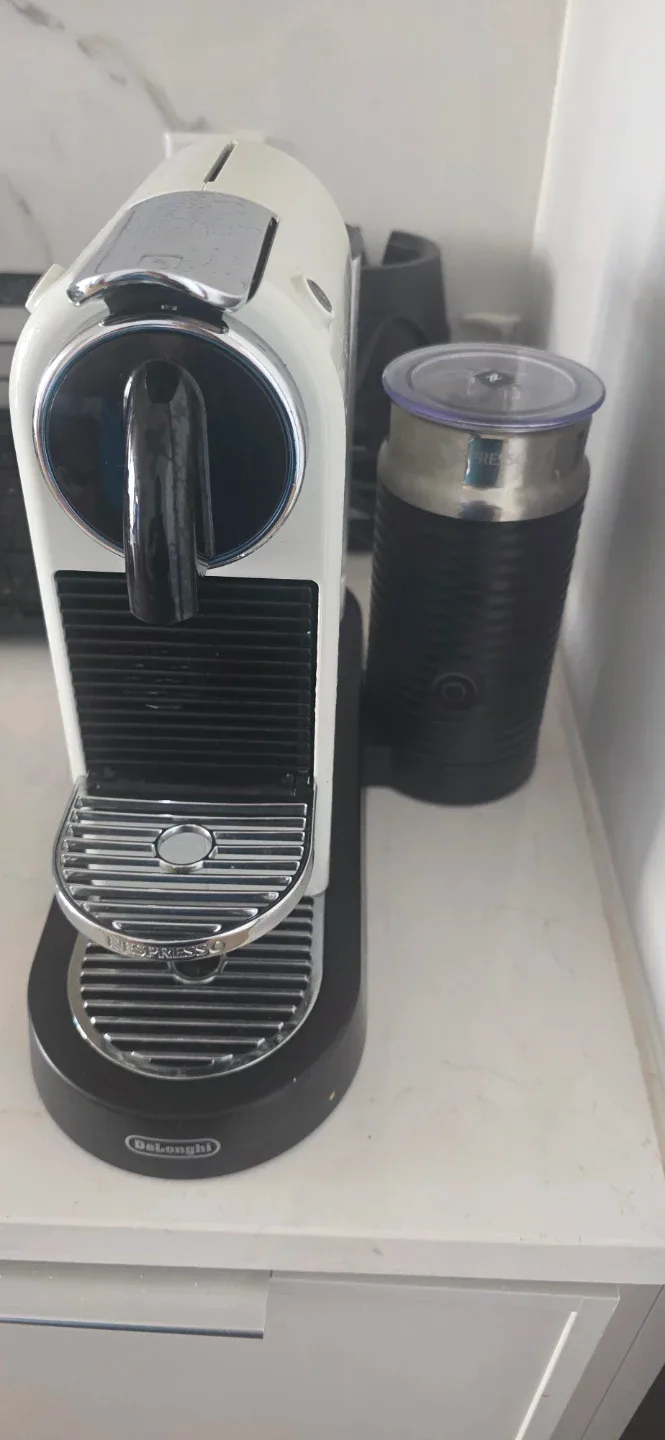 Nespresso DeLonghi Essenza Mini w/ Aeroccino