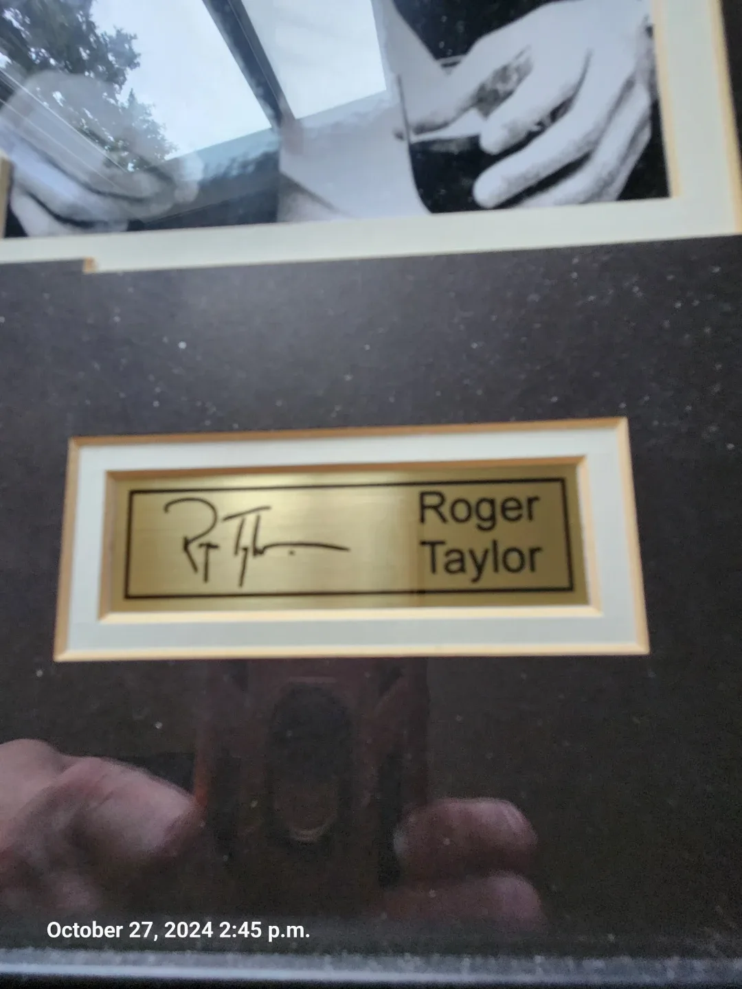 Queen Framed & Signed Photo image indicator(2)