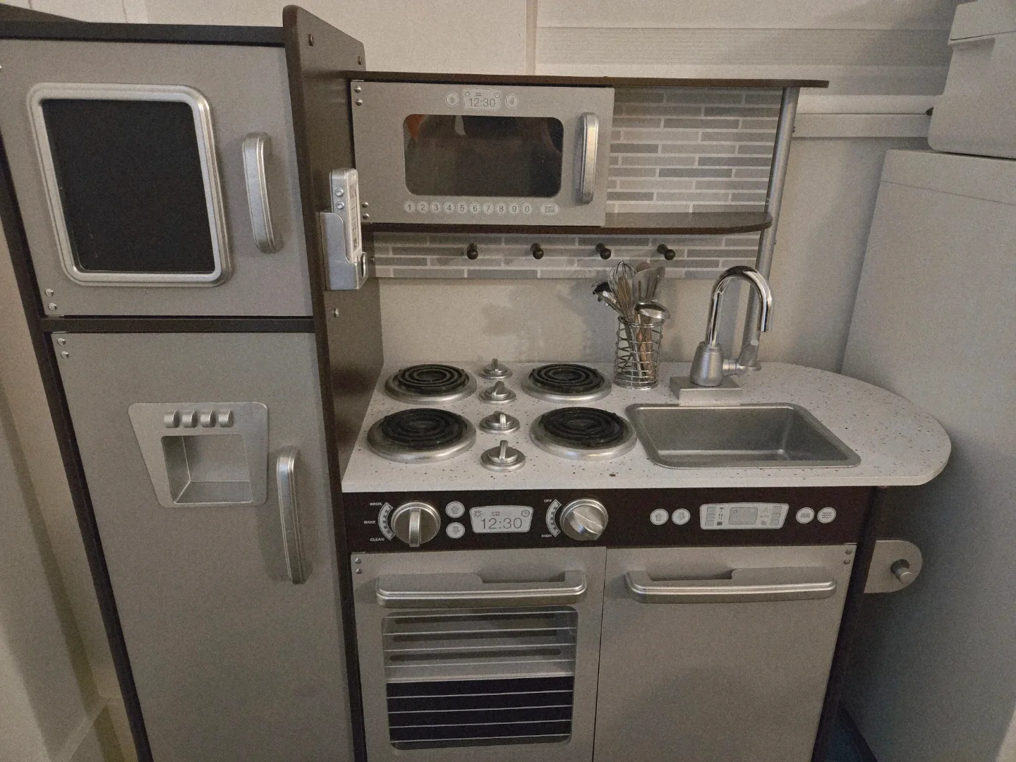 KidKraft Play Uptown Kitchen image indicator(4)