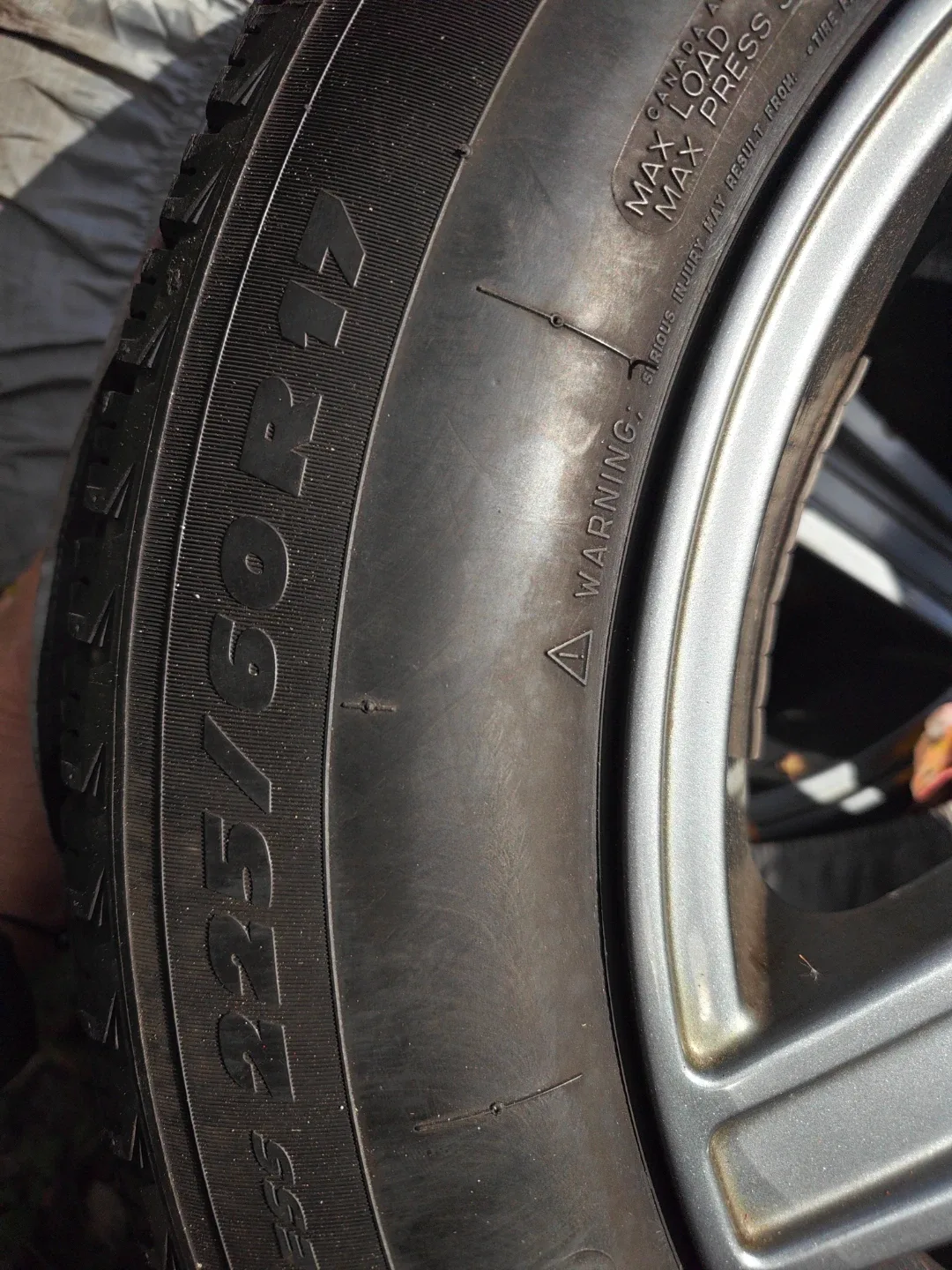 Michelin X-Ice 225/60R17 Winter Tire image indicator(2)