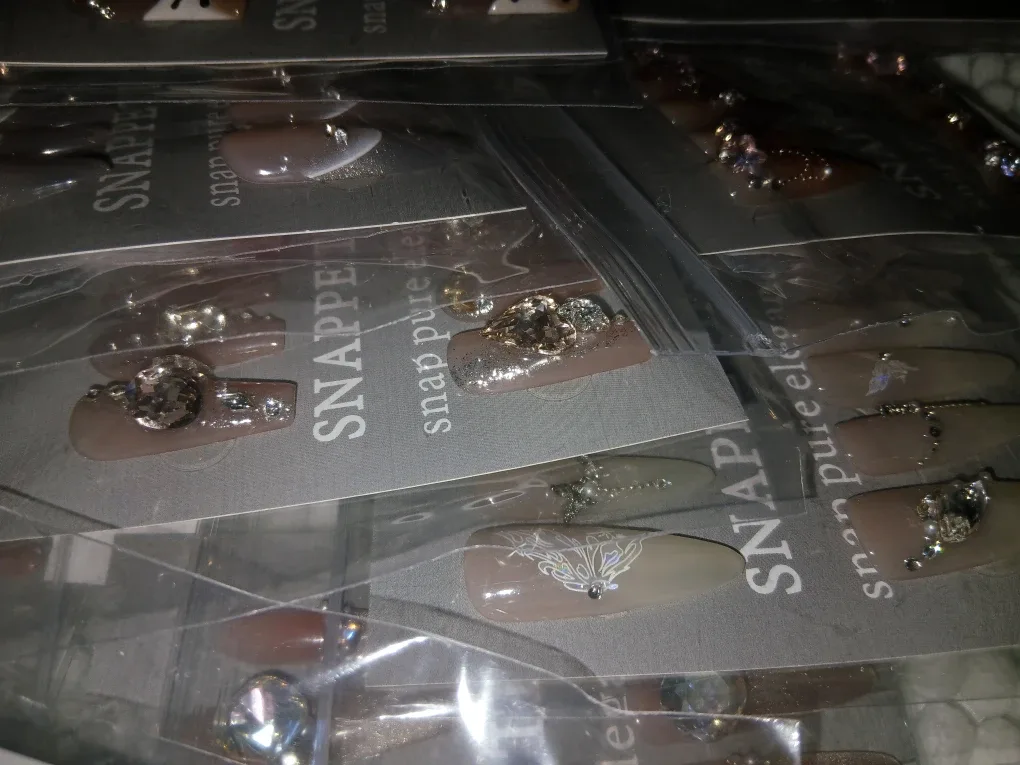 Glamorous Press-on Nails with Rhinestone Accents *high quality* image indicator(6)