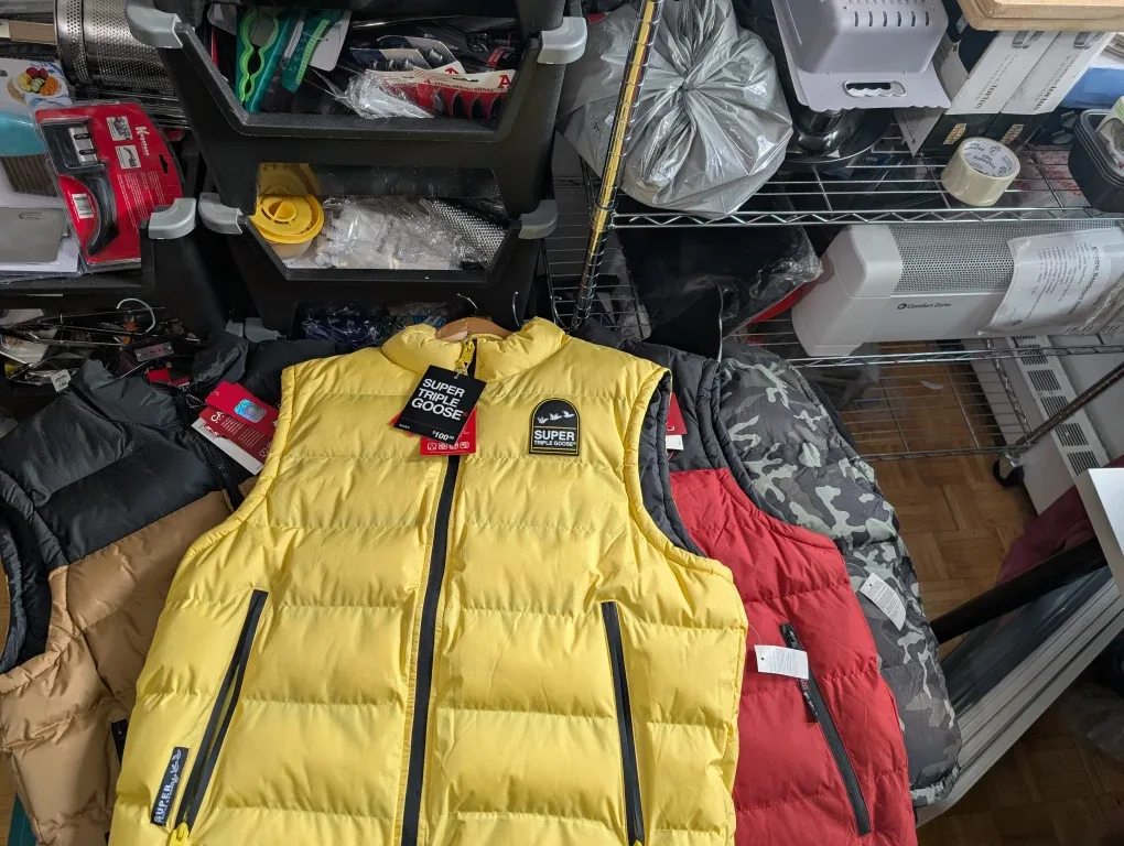 Canada Weather Padded Vests BRAND NEW image indicator(3)