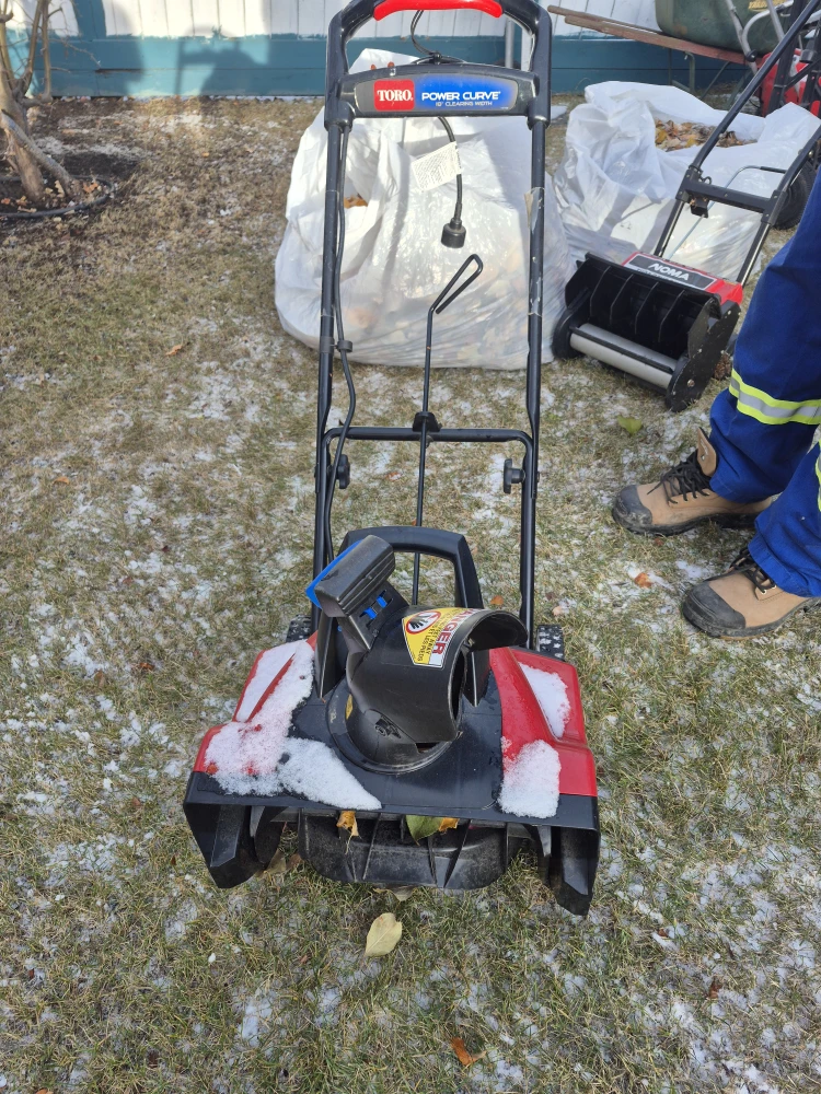 Toro Power Curve Snow Blower - photo 2